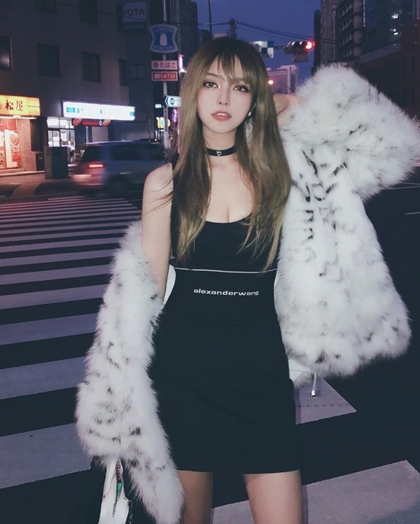 Gu thời trang sang chảnh của bạn gái tố La Chí Tường ngoại tình ảnh 4