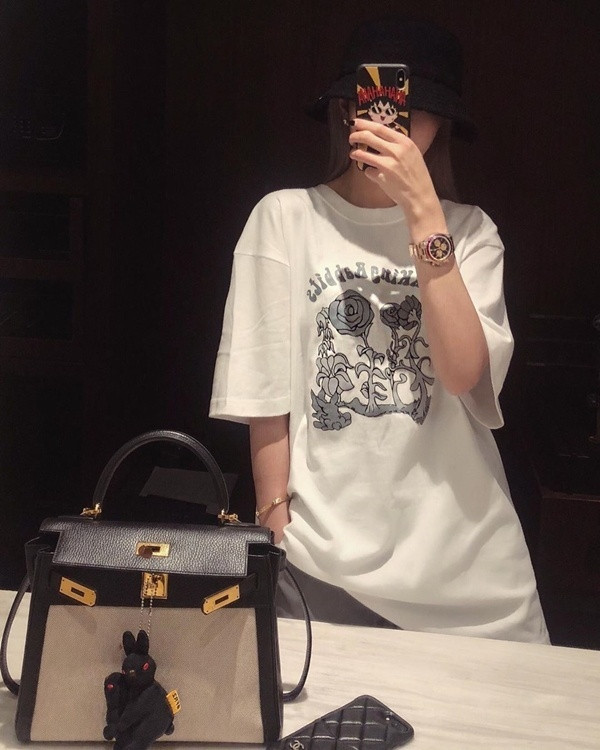 Gu thời trang sang chảnh của bạn gái tố La Chí Tường ngoại tình ảnh 12