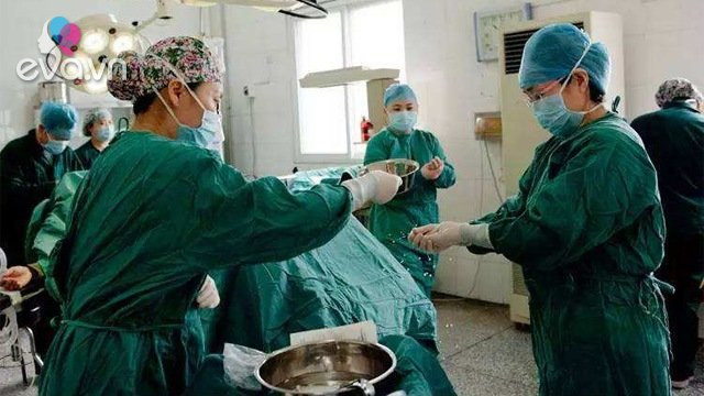 Vừa sinh con mẹ bầu kêu ngứa họng, bác sĩ đang cười liền tái mặt 