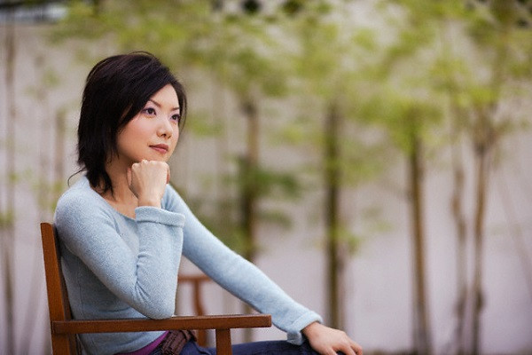 Mẹ chồng nằng nặc đòi về quê, tôi lén lục túi xem và choáng váng thấy thứ trong đó