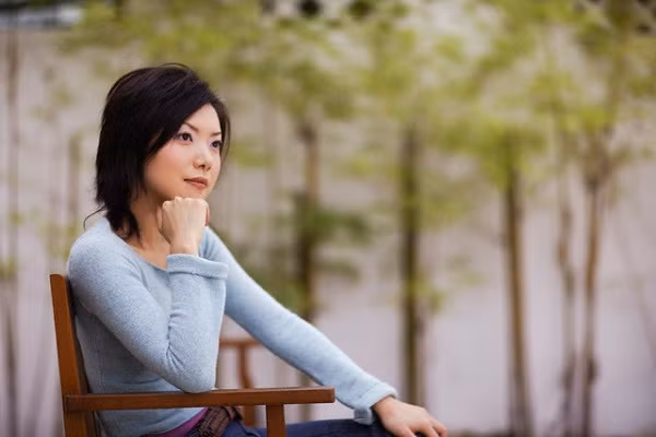 Mẹ chồng nằng nặc đòi về quê, tôi lén lục túi xem và choáng váng thấy thứ trong đó