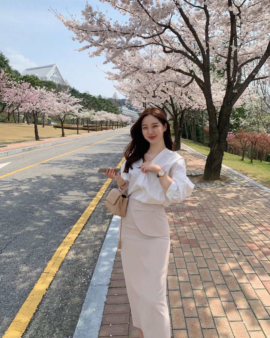 10 cách diện chân váy dài và áo trắng ghi điểm nơi công sở ảnh 2