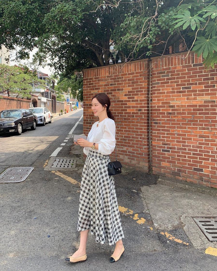10 cách diện chân váy dài và áo trắng ghi điểm nơi công sở ảnh 3