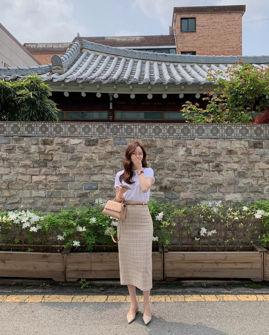 10 cách diện chân váy dài và áo trắng ghi điểm nơi công sở ảnh 1