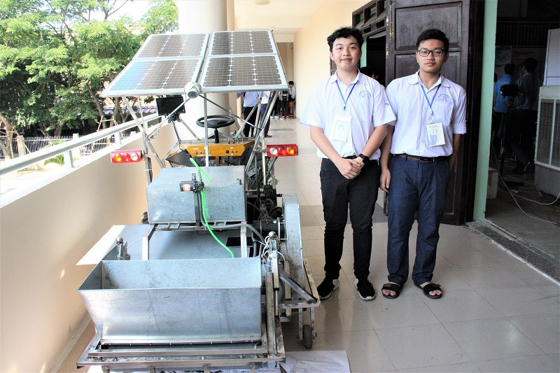 Học sinh chế máy thâm canh cây họ đậu ảnh 1 Học sinh chế máy thâm canh cây họ đậu ảnh 1