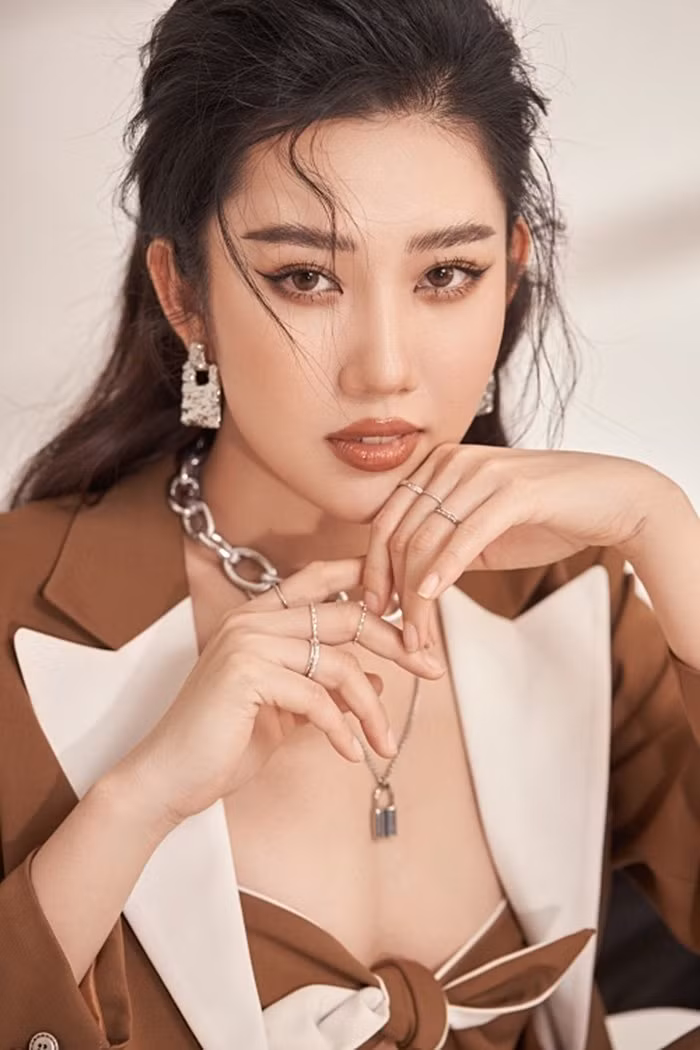 Phụ kiện giúp Thúy Ngân - Tóc Tiên cứ lên hình là sang chảnh ảnh 3