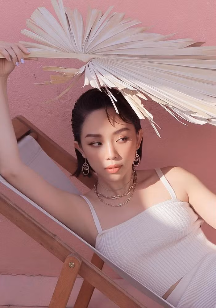 Phụ kiện giúp Thúy Ngân - Tóc Tiên cứ lên hình là sang chảnh ảnh 8