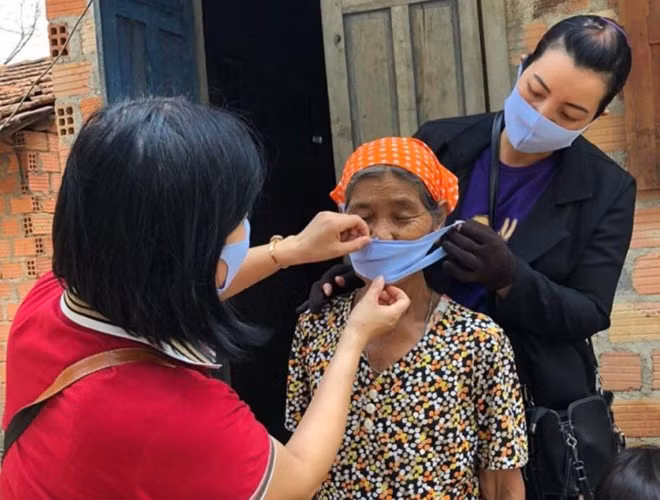 Kon Tum: Thầy cô tự tay may khẩu trang phòng dịch cho trò ảnh 2