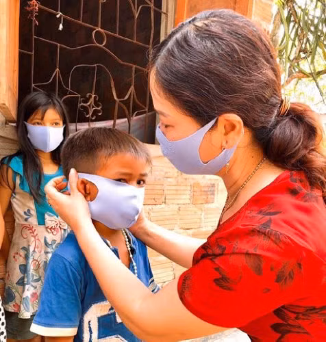 Kon Tum: Thầy cô tự tay may khẩu trang phòng dịch cho trò ảnh 1