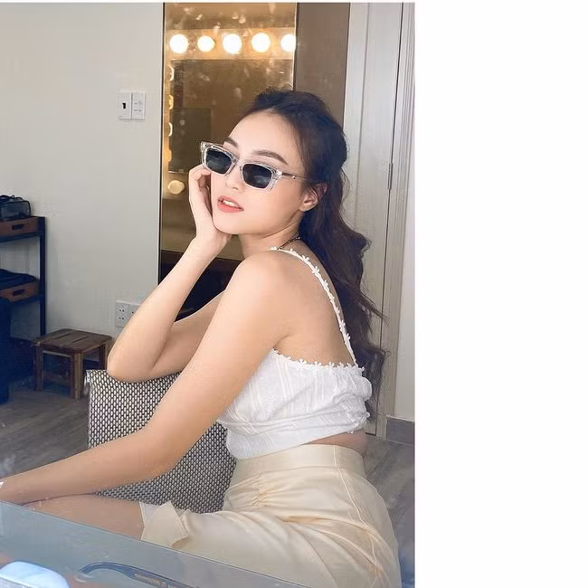 Chiêm ngưỡng 11 set đồ trắng đẹp quá mức quy định của mỹ nhân Việt ảnh 2