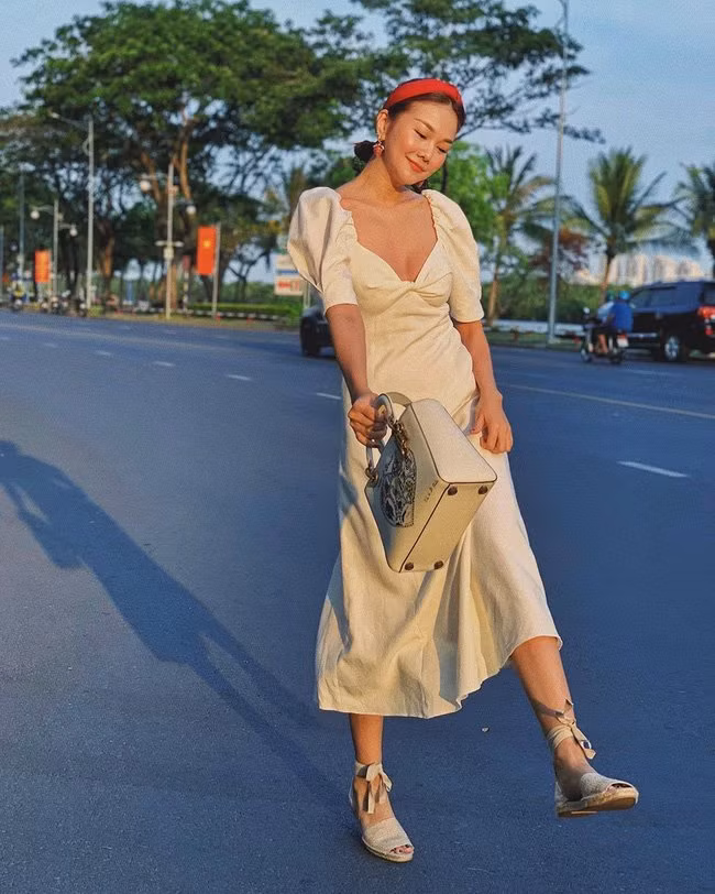 Chiêm ngưỡng 11 set đồ trắng đẹp quá mức quy định của mỹ nhân Việt ảnh 4