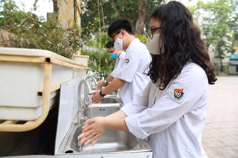 Kiểm soát thân nhiệt trước khi vào phòng thi ảnh 1