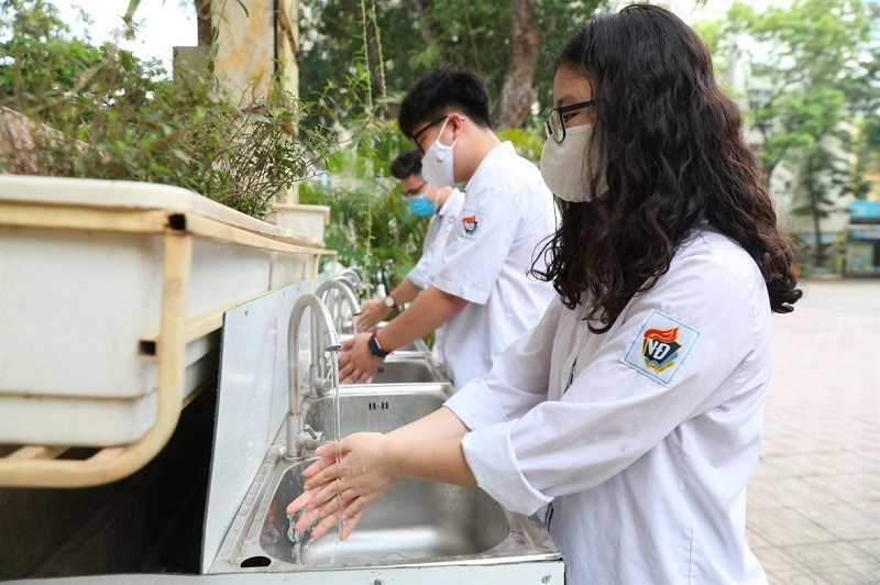 Kiểm soát thân nhiệt trước khi vào phòng thi ảnh 1 Kiểm soát thân nhiệt trước khi vào phòng thi ảnh 1
