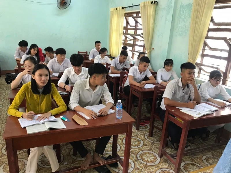 "Giữ chân" học sinh ở lại trường ôn tập đến sát ngày thi