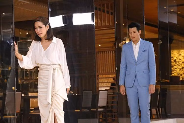 Chồng cũ khinh miệt khi vô tình gặp lại, nhưng thấy thứ tôi cầm trên tay anh ta "tím mặt"