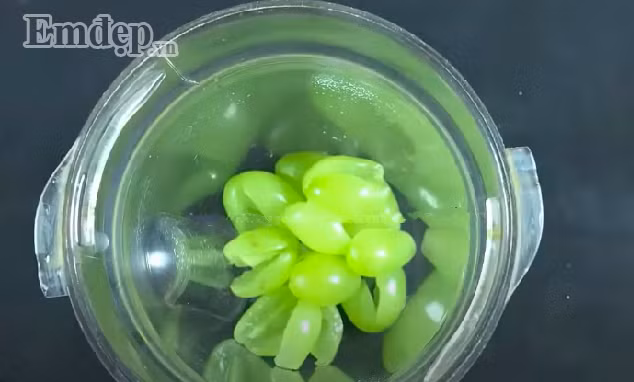 Mẹo xoá sạch nếp nhăn, vết chân chim trên gương mặt chỉ với vài quả nho ảnh 3