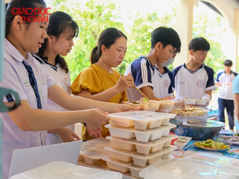 Ấm lòng thầy cô nấu cơm cho trò ôn thi tại Cần Thơ