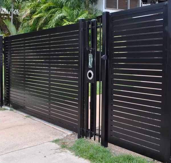 Những mẫu cổng hàng rào sắt đẹp, biến nhà đẹp sang chảnh như biệt thự ảnh 12