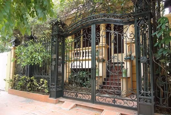 Những mẫu cổng hàng rào sắt đẹp, biến nhà đẹp sang chảnh như biệt thự ảnh 14
