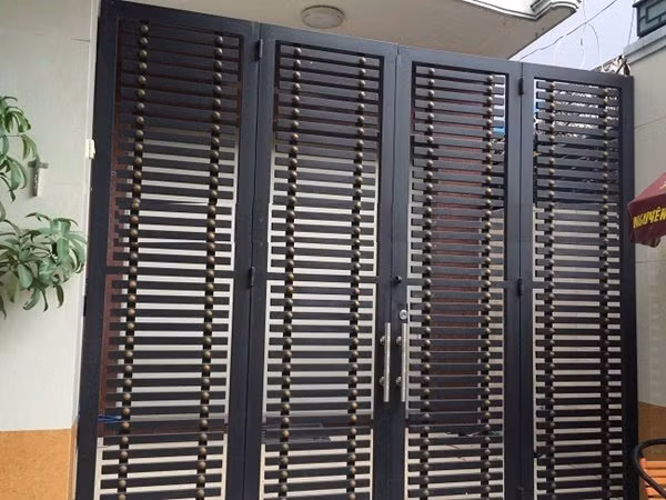 Những mẫu cổng hàng rào sắt đẹp, biến nhà đẹp sang chảnh như biệt thự ảnh 8