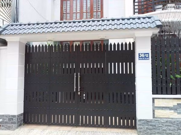 Những mẫu cổng hàng rào sắt đẹp, biến nhà đẹp sang chảnh như biệt thự ảnh 10