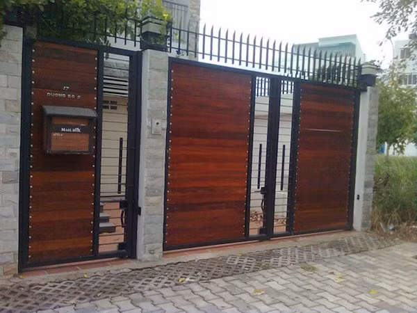 Những mẫu cổng hàng rào sắt đẹp, biến nhà đẹp sang chảnh như biệt thự ảnh 13