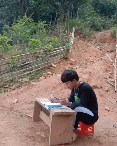Vượt khó để học trực tuyến ảnh 1 Vượt khó để học trực tuyến ảnh 1