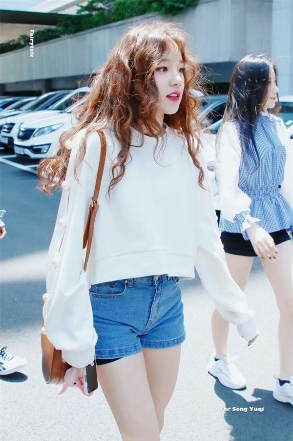 Gu thời trang đời thường đơn giản nhưng bắt mắt của 5 Idol xinh đẹp nhất showbiz Hàn ảnh 23