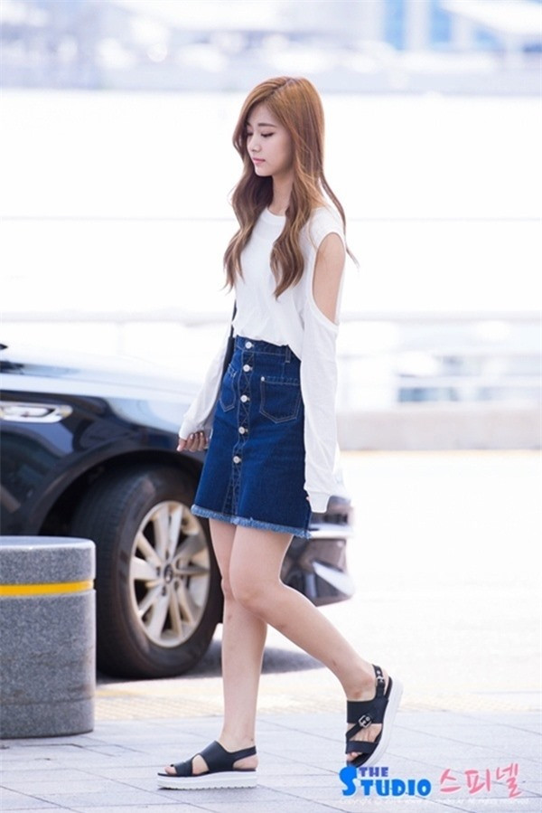 Gu thời trang đời thường đơn giản nhưng bắt mắt của 5 Idol xinh đẹp nhất showbiz Hàn ảnh 11