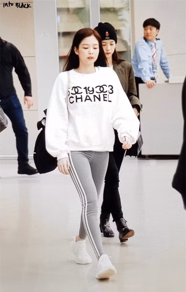 Gu thời trang đời thường đơn giản nhưng bắt mắt của 5 Idol xinh đẹp nhất showbiz Hàn ảnh 10