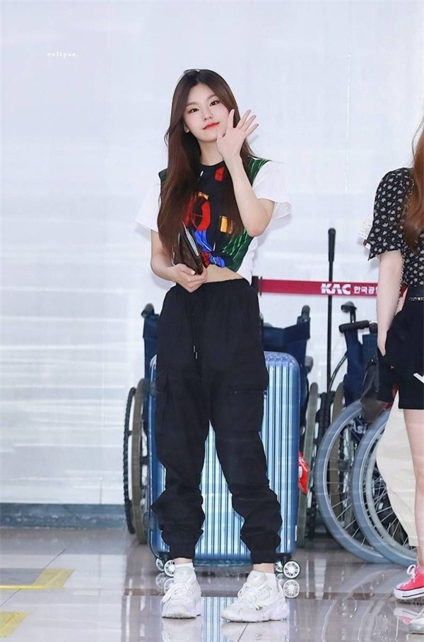 Gu thời trang đời thường đơn giản nhưng bắt mắt của 5 Idol xinh đẹp nhất showbiz Hàn ảnh 17