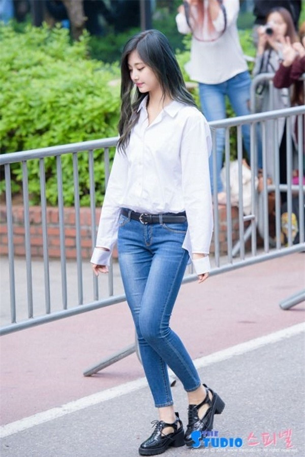 Gu thời trang đời thường đơn giản nhưng bắt mắt của 5 Idol xinh đẹp nhất showbiz Hàn ảnh 12