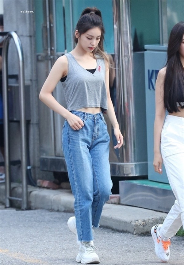 Gu thời trang đời thường đơn giản nhưng bắt mắt của 5 Idol xinh đẹp nhất showbiz Hàn ảnh 18