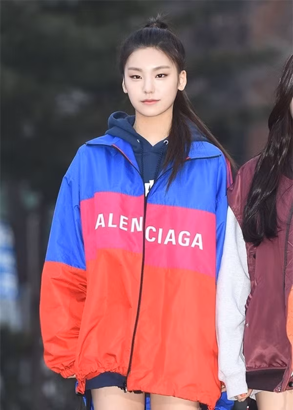 Gu thời trang đời thường đơn giản nhưng bắt mắt của 5 Idol xinh đẹp nhất showbiz Hàn ảnh 15