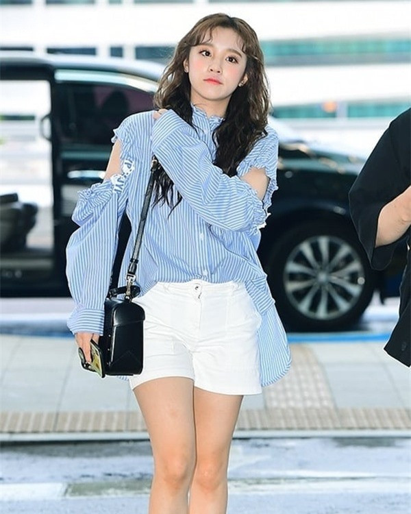 Gu thời trang đời thường đơn giản nhưng bắt mắt của 5 Idol xinh đẹp nhất showbiz Hàn ảnh 22