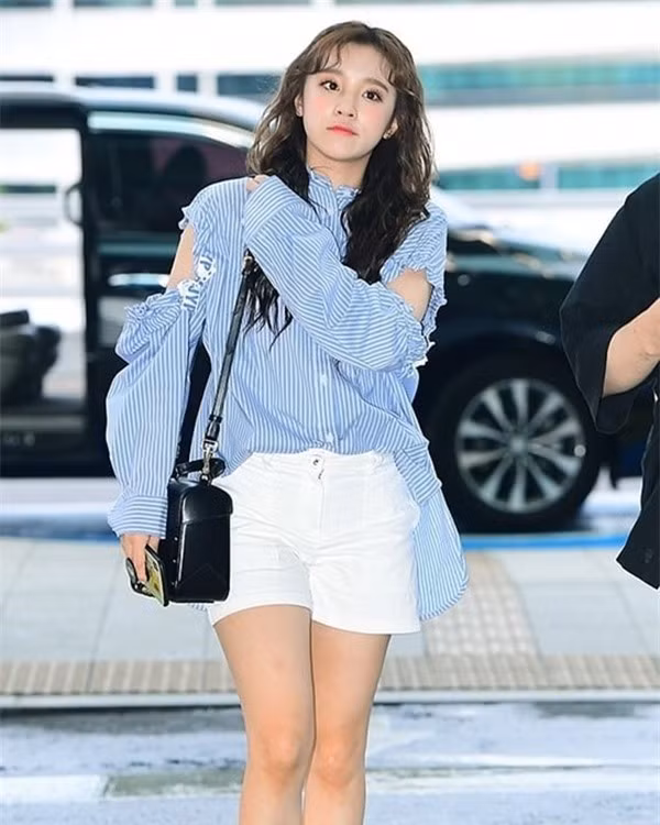 Gu thời trang đời thường đơn giản nhưng bắt mắt của 5 Idol xinh đẹp nhất showbiz Hàn ảnh 22