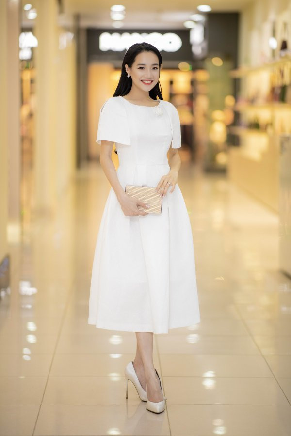 Ngắm gu thời trang công chúa "bánh bèo" của bà mẹ bỉm sữa nhưng Nhã Phương ảnh 12