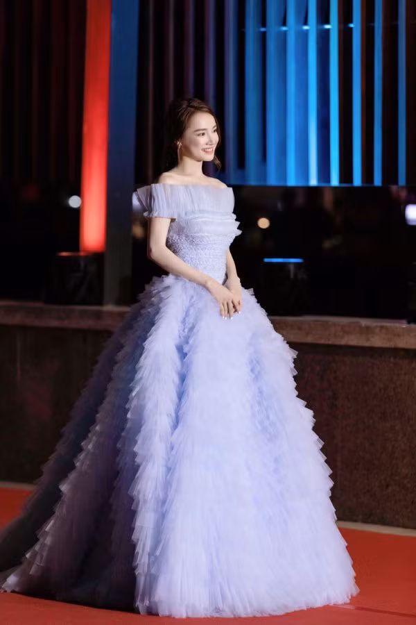 Ngắm gu thời trang công chúa "bánh bèo" của bà mẹ bỉm sữa nhưng Nhã Phương ảnh 1