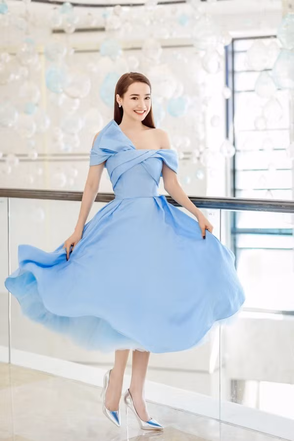 Ngắm gu thời trang công chúa "bánh bèo" của bà mẹ bỉm sữa nhưng Nhã Phương ảnh 4