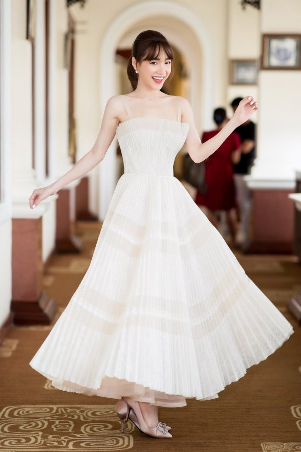 Ngắm gu thời trang công chúa "bánh bèo" của bà mẹ bỉm sữa nhưng Nhã Phương ảnh 2