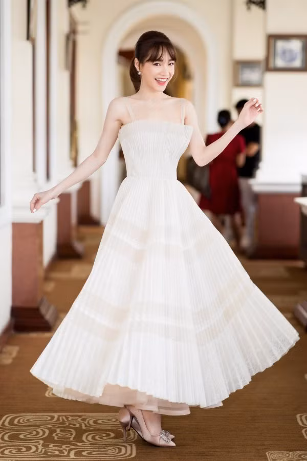 Ngắm gu thời trang công chúa "bánh bèo" của bà mẹ bỉm sữa nhưng Nhã Phương ảnh 2