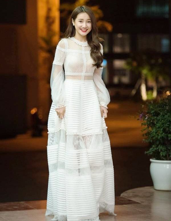 Ngắm gu thời trang công chúa "bánh bèo" của bà mẹ bỉm sữa nhưng Nhã Phương ảnh 13