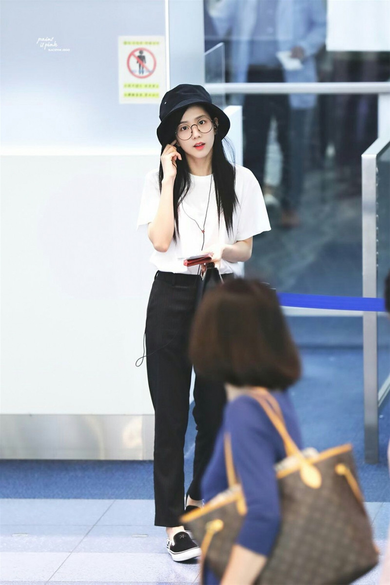Bí quyết mix áo phông đen - trắng sang chảnh của Black Pink ảnh 10 Bí quyết mix áo phông đen - trắng sang chảnh của Black Pink ảnh 10