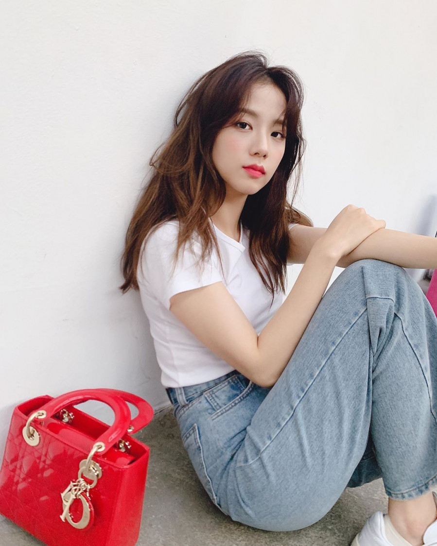 Bí quyết mix áo phông đen - trắng sang chảnh của Black Pink ảnh 5 Bí quyết mix áo phông đen - trắng sang chảnh của Black Pink ảnh 5
