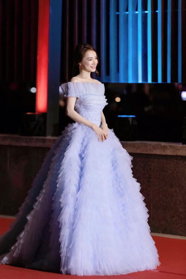 Ngắm gu thời trang công chúa "bánh bèo" của bà mẹ bỉm sữa nhưng Nhã Phương ảnh 1