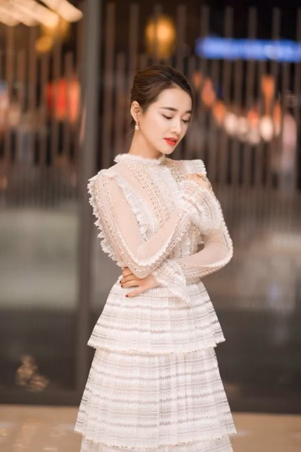 Ngắm gu thời trang công chúa "bánh bèo" của bà mẹ bỉm sữa nhưng Nhã Phương ảnh 8