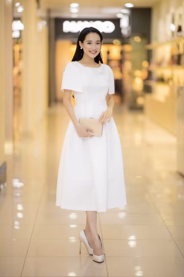 Ngắm gu thời trang công chúa "bánh bèo" của bà mẹ bỉm sữa nhưng Nhã Phương ảnh 12