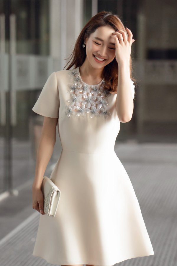 Ngắm gu thời trang công chúa "bánh bèo" của bà mẹ bỉm sữa nhưng Nhã Phương ảnh 10