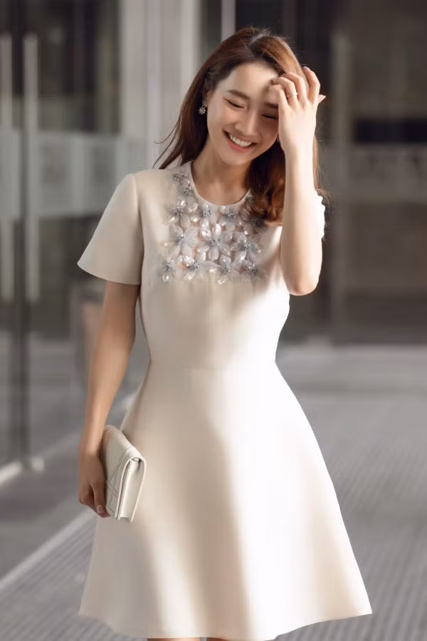 Ngắm gu thời trang công chúa "bánh bèo" của bà mẹ bỉm sữa nhưng Nhã Phương ảnh 10