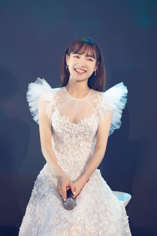 Ngắm gu thời trang công chúa "bánh bèo" của bà mẹ bỉm sữa nhưng Nhã Phương ảnh 3